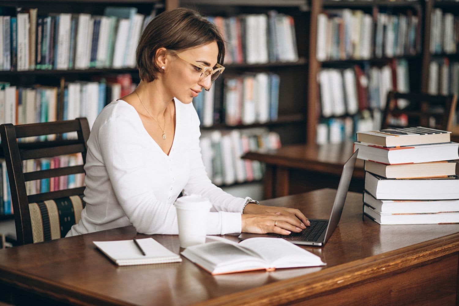 Étudiante concentrée qui travaille